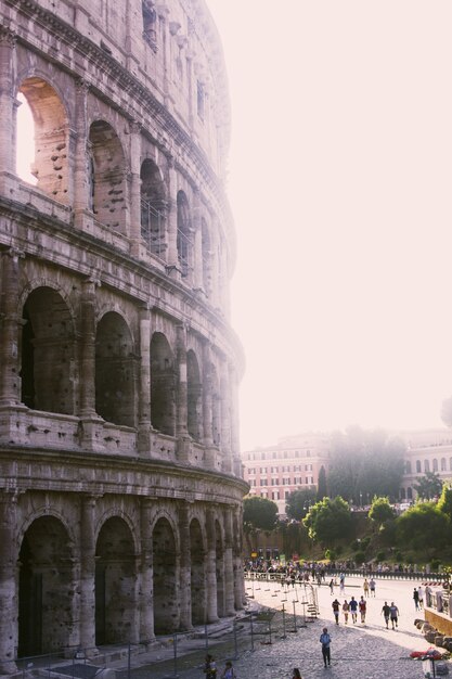 Tiro vertical do grande coliseu romano em um dia ensolarado