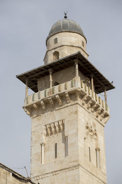 Tiro vertical do minarete da Cúpula da Rocha em Jerusalém, Israel