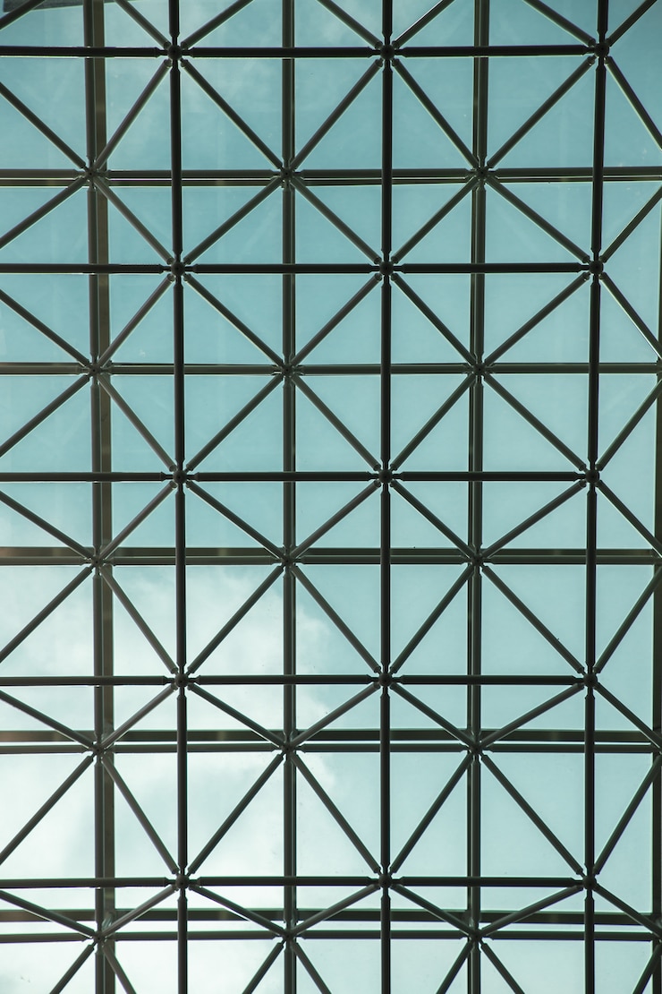 Foto grátis tiro vertical do teto de vidro de um edifício moderno em seoul, coréia do sul