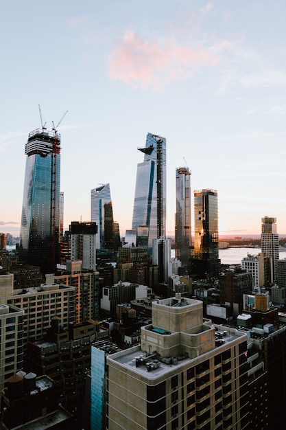 Foto grátis tiro vertical dos edifícios e arranha-céus em new york city, estados unidos