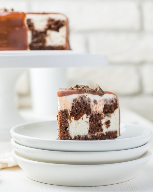 Tiro vertical seletivo closeup de um pedaço de bolo de chocolate
