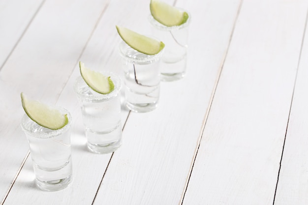 Foto grátis tiros de tequila com limão