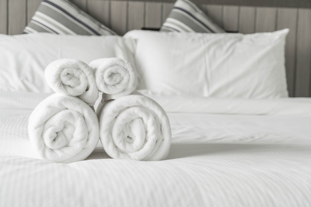 Foto grátis toalha branca na decoração da cama no interior do quarto