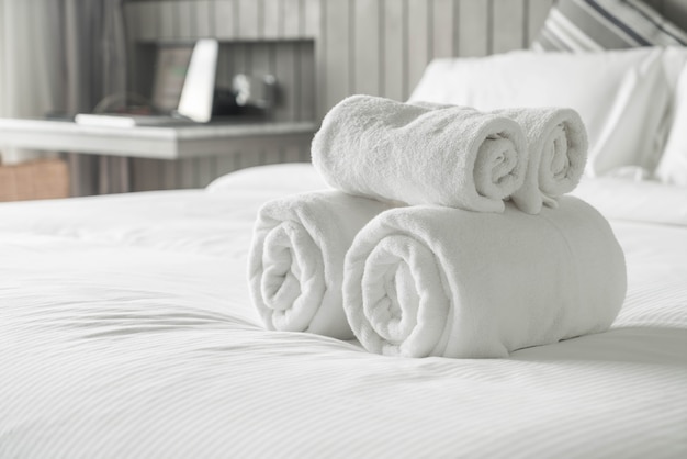 Foto grátis toalha branca na decoração da cama no interior do quarto
