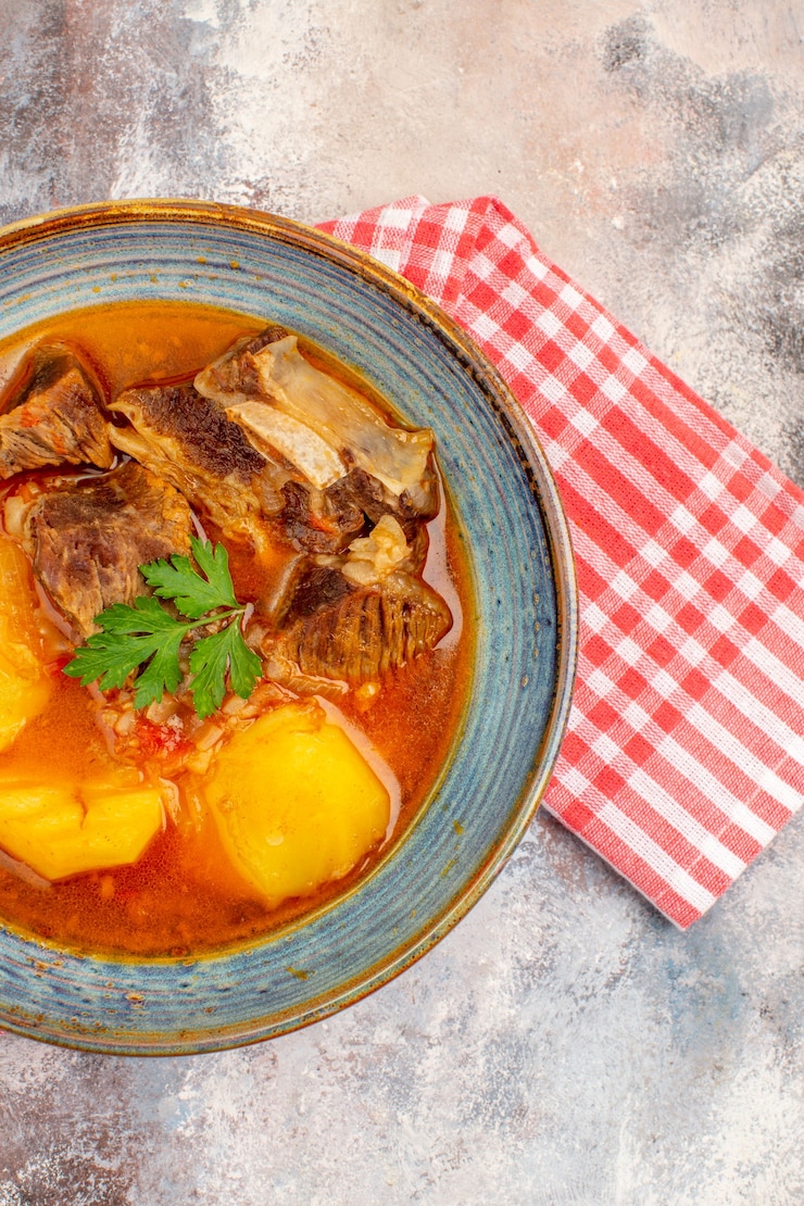 Foto grátis toalha de cozinha de sopa bozbash vista de cima de perto em fundo nu