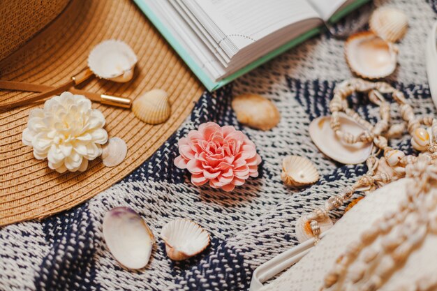 Toalha de praia com conchas e elementos decorativos