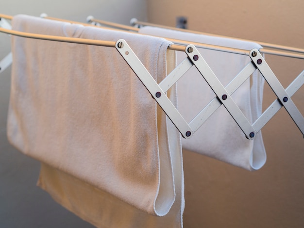 Foto grátis toalhas brancas close-up que secam na linha