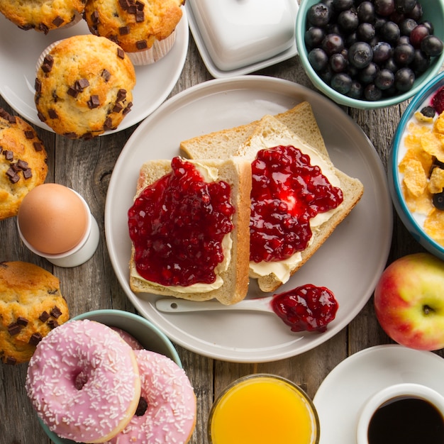 Foto grátis toasts com geléia e ovo cozido