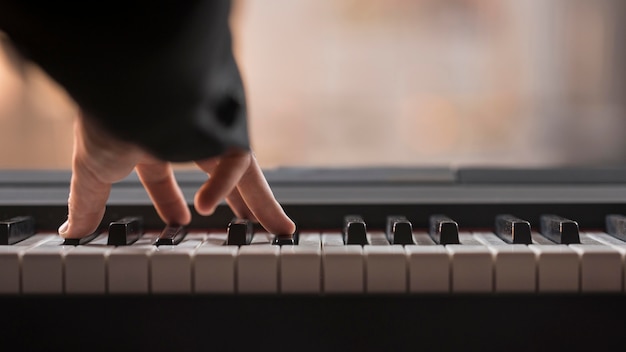 Foto grátis tocando o conceito de piano digital