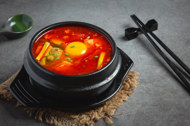 Tofu e gema fervidos em sopa picante