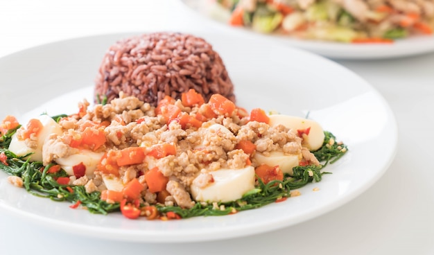 Tofu fritado, acácia de escalada, carne de porco picada e feijão de soja com arroz de baga