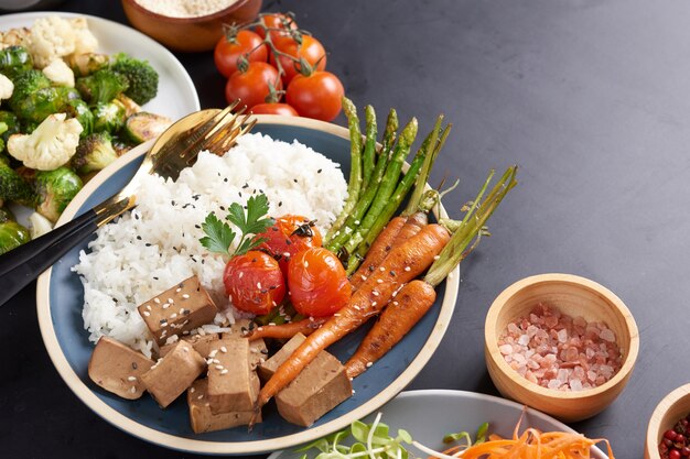 Tofu orgânico saudável e tigela de Buda de arroz com vegetais.