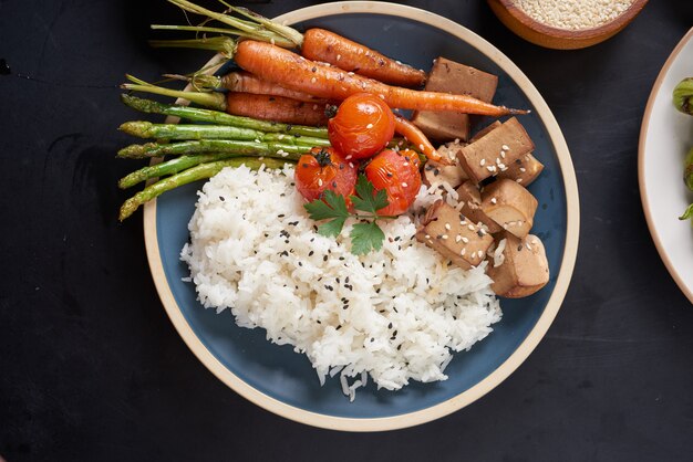 Tofu orgânico saudável e tigela de buda de arroz com vegetais.