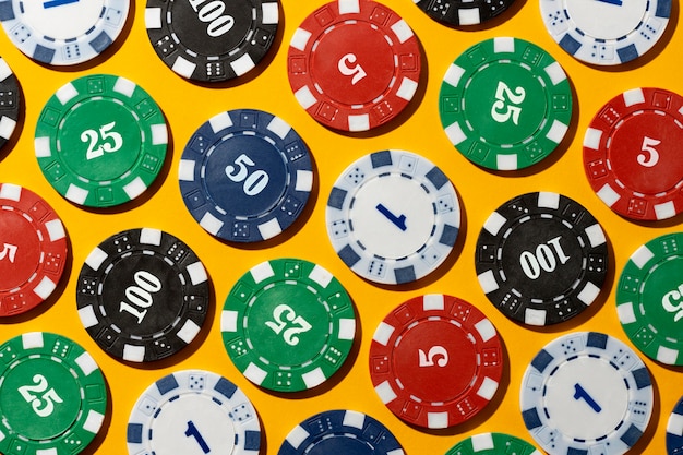 Tokens de cassino em fundo amarelo