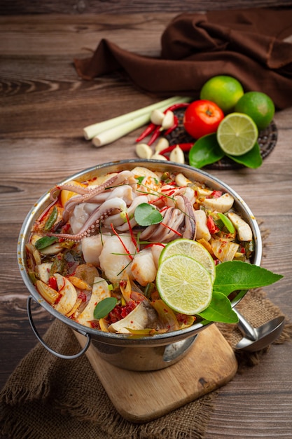 Foto grátis tom yum misturou frutos do mar em sopa espessa, panela quente, comida tailandesa picante.