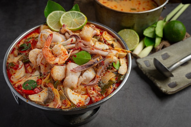 Tom Yum misturou frutos do mar em sopa espessa, panela quente, comida tailandesa picante.