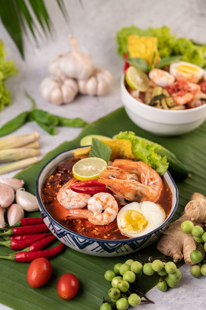 Tom Yum Noodles com camarão e ovos cozidos.