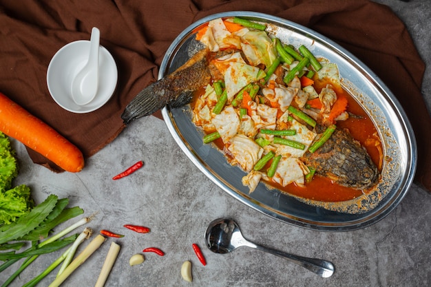 Tom Yum Snakehead peixe panela quente comida tailandesa.