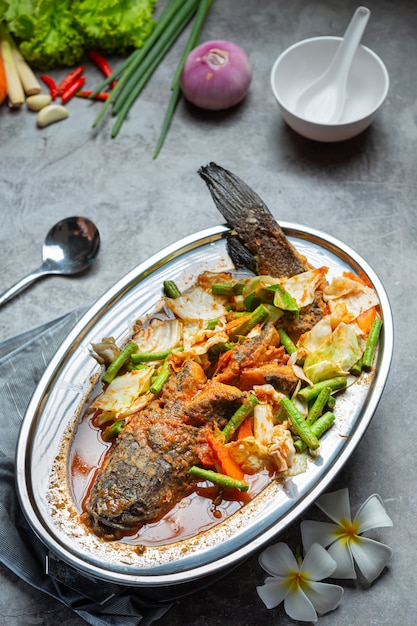 Tom Yum Snakehead peixe panela quente comida tailandesa.