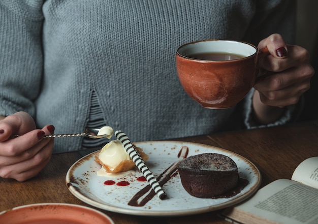 Foto grátis tomando café com creme brulee e fondue de cacau