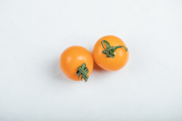 Tomate cereja amarelo isolado no fundo branco. Camada plana, vista superior. Foto de alta qualidade