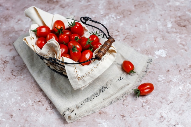 Tomate cereja de várias cores, tomate cereja amarelo e vermelho sobre fundo claro