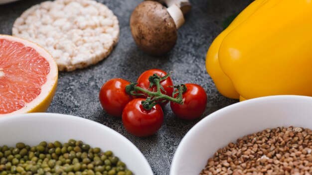 Tomate cereja vermelho; cogumelo; Bolo de arroz tufado; Toranja; Pimentão; feijão mungo e sementes de feno-grego