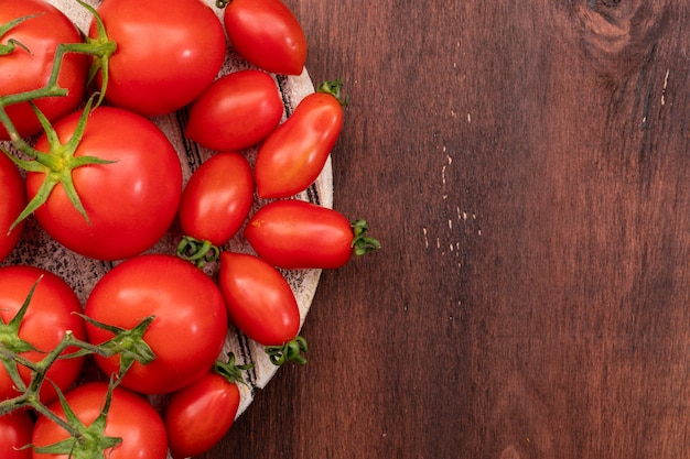 tomate e tomate cereja na placa de textura de madeira