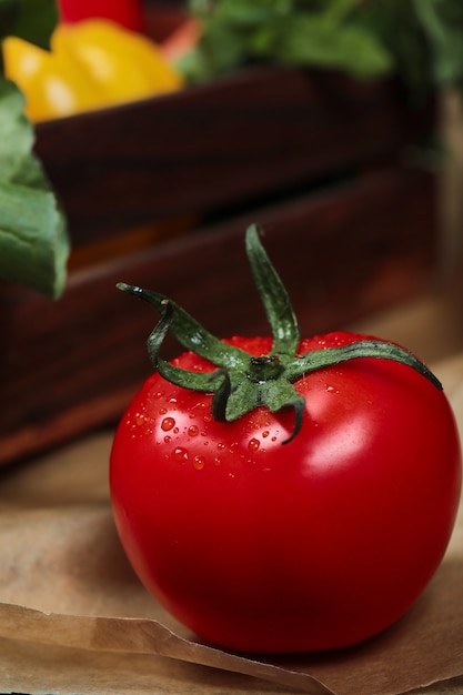 Tomate maduro suculento