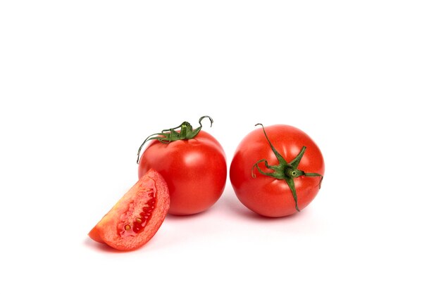 Tomate vermelho suculento fresco com corte ao meio, isolado no fundo branco.