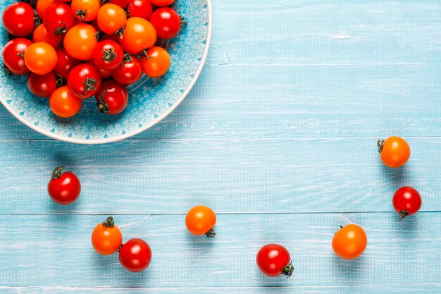 Tomates cereja amarelos e vermelhos.