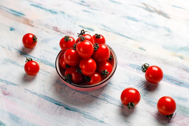 Tomates cereja amarelos e vermelhos.