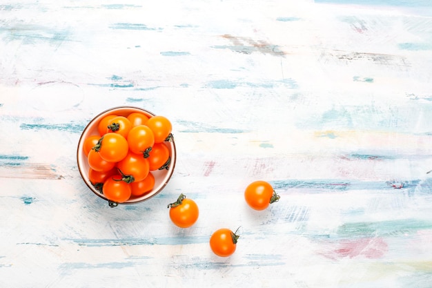 Tomates cereja amarelos e vermelhos.