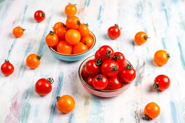 Tomates cereja amarelos e vermelhos.