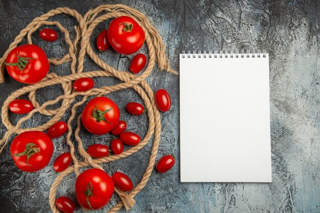 Foto grátis tomates cereja frescos com cordas na vista superior