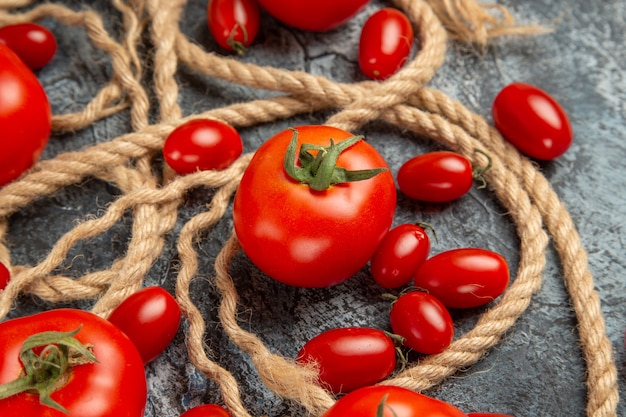 Tomates cereja frescos de vista frontal com cordas