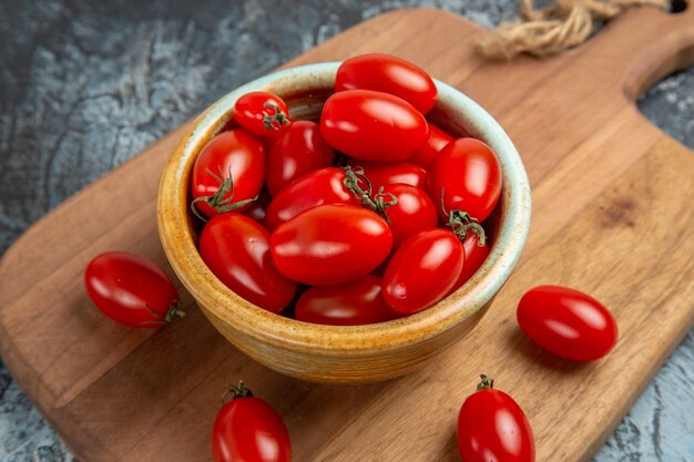 Tomates cereja vermelhos de vista frontal