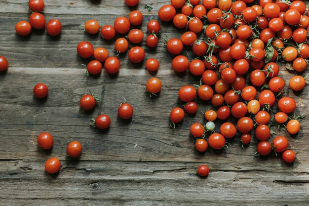 Tomates-cereja vermelhos orgânicos frescos