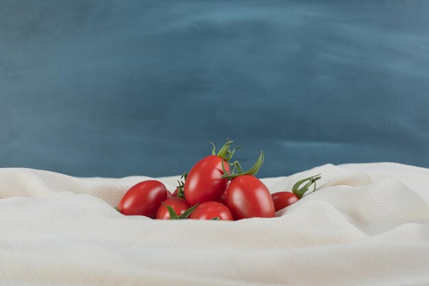 Tomates de cereja vermelhos isolados.