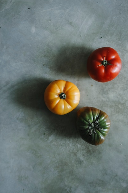 Foto grátis tomates de herança coloridos, frescos e orgânicos