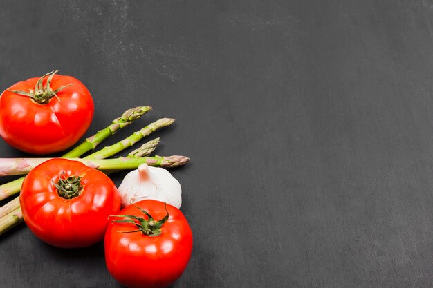 Tomates e espargos