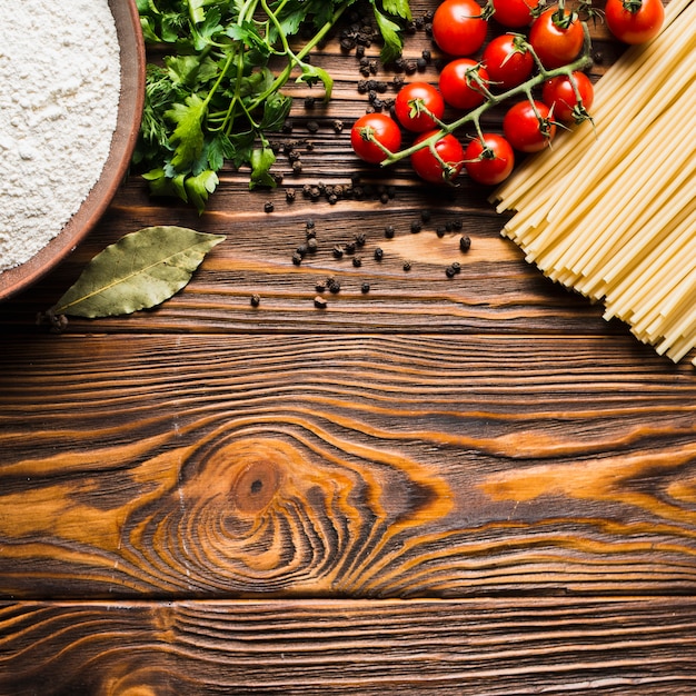 Tomates e especiarias perto de macarrão