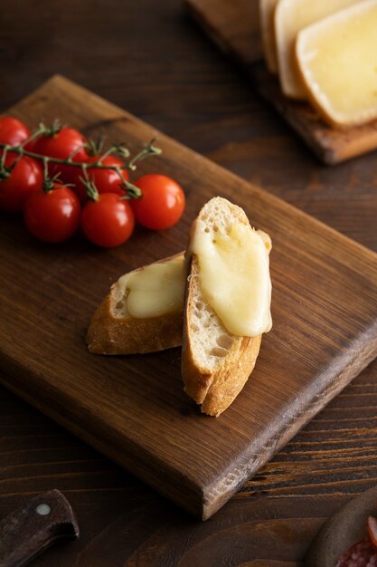 Tomates e pão com queijo alto ângulo