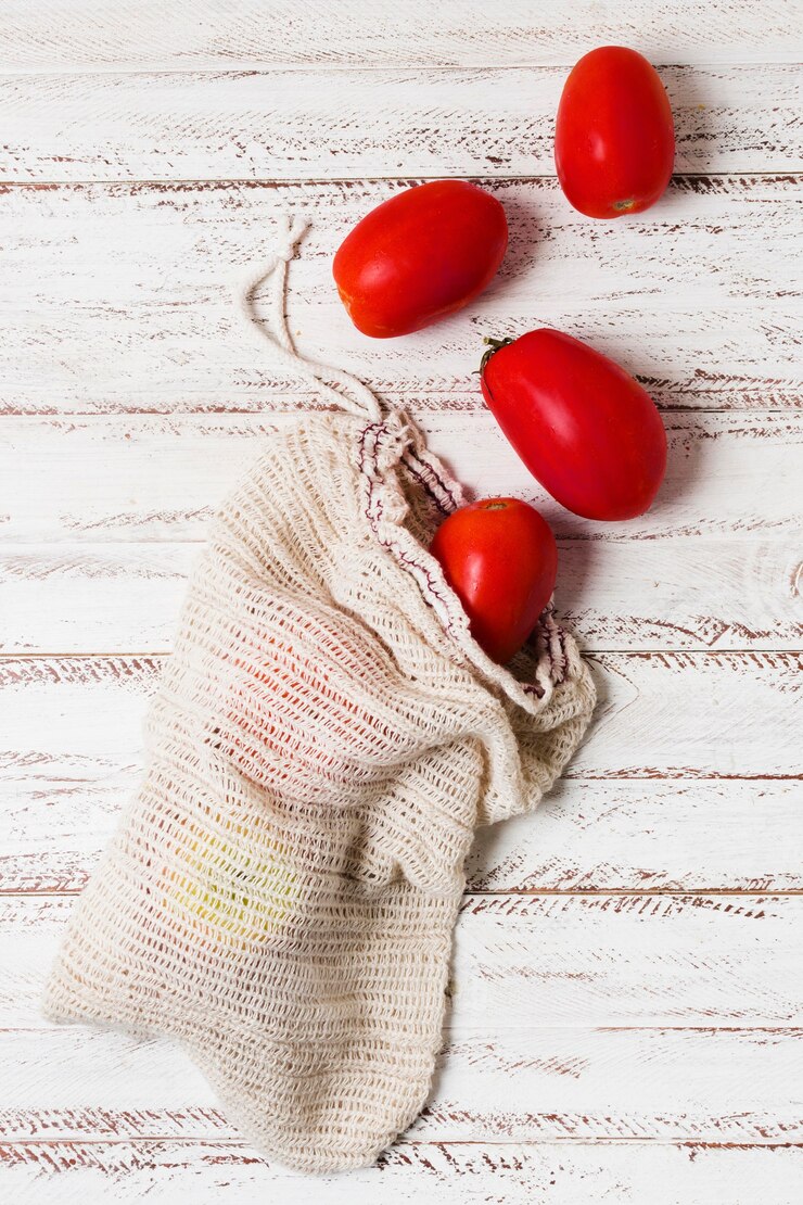 Foto grátis tomates em bolsas biológicas para uma mente saudável e relaxada