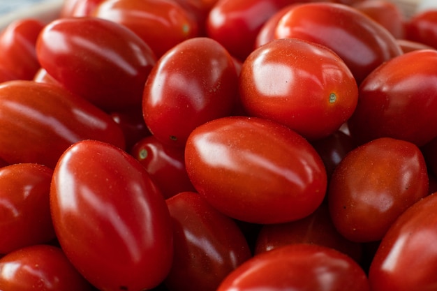 Foto grátis tomates maduros vermelhos brilhantes