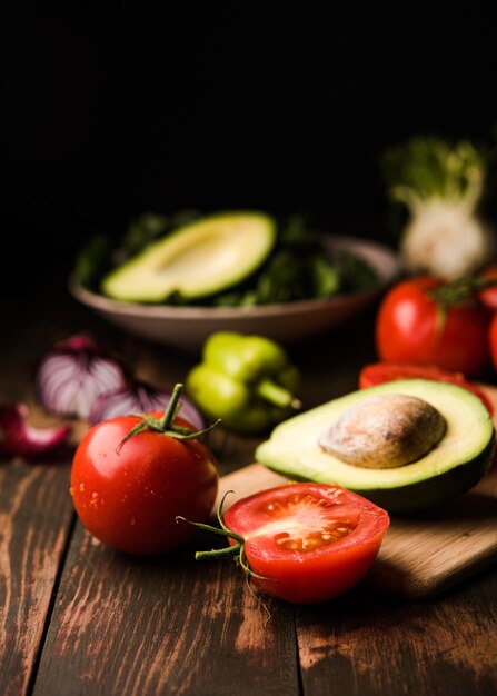 Tomates saudáveis e vista frontal de abacate