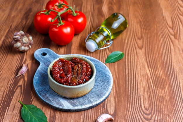 Foto grátis tomates secos com azeite.