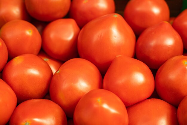 Tomates vermelhos brilhantes em close-up.