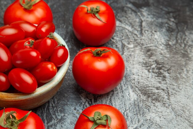 Tomates vermelhos frescos de vista frontal