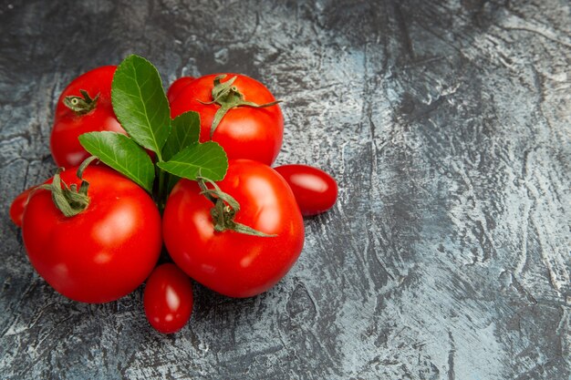Tomates vermelhos frescos de vista frontal